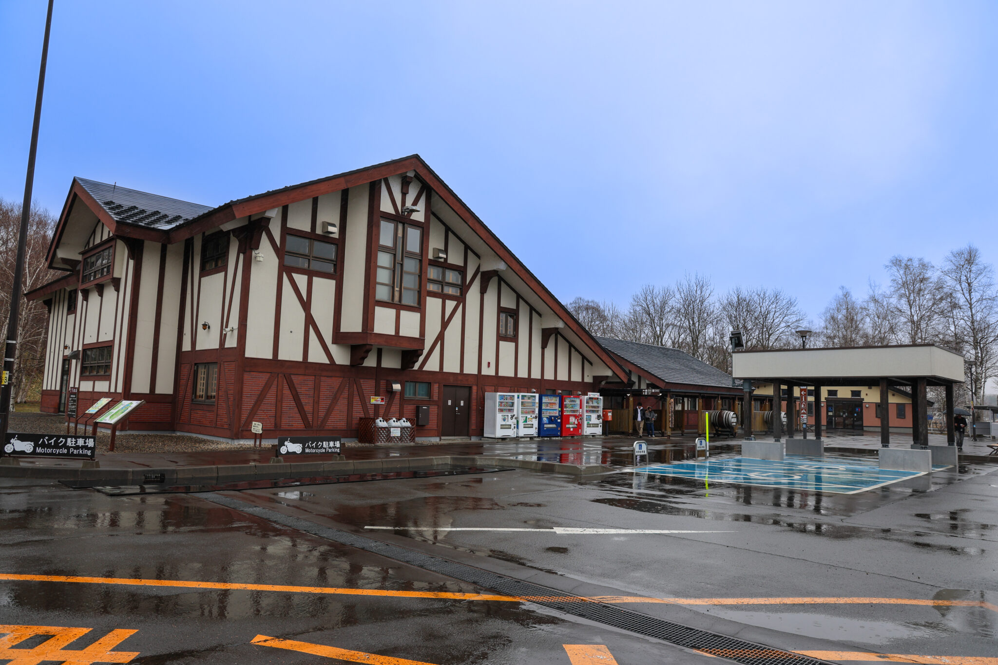 道の駅摩周温泉の建物外観と駐車場
