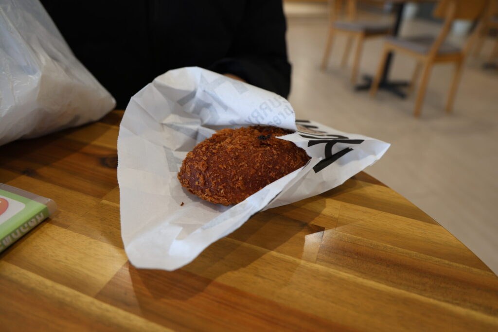 ベーカリーショップ「小麦の奴隷」のパン販売コーナー